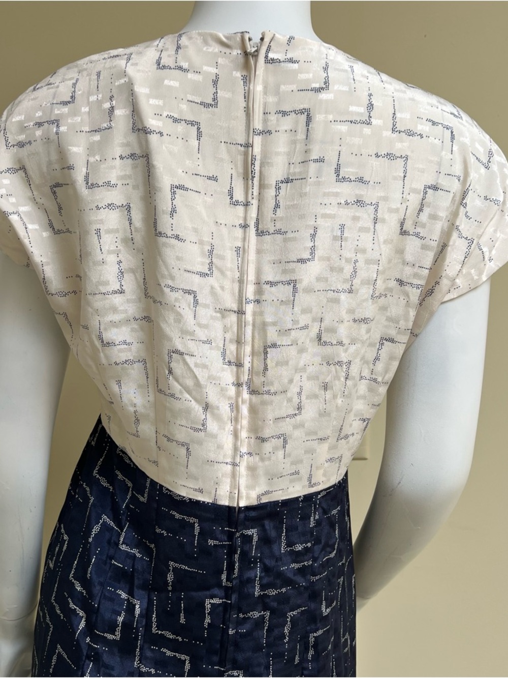 Vintage Printed Shift Dress - Picture 6 of 8